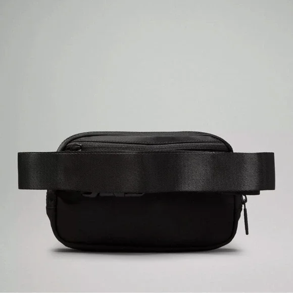 Lululemon Everywhere Crossbody Belt Bag 1L - Black - Picture 4 of 6